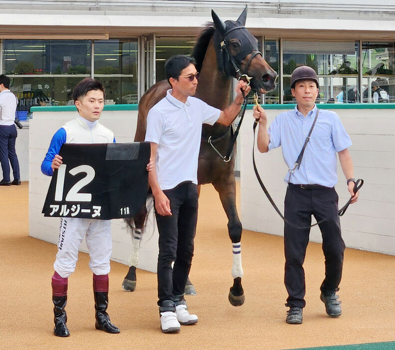 博多Ｓを勝ったアルジーヌと西村淳也騎手（左端、カメラ・玉木宏征）