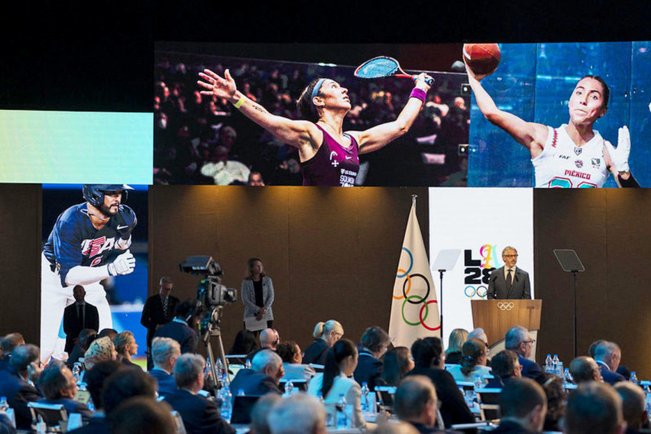 国際オリンピック委員会総会で、プレゼンを行う2028年ロサンゼルス五輪の組織委員会＝23年10月、インド・ムンバイ（IOC提供・共同）