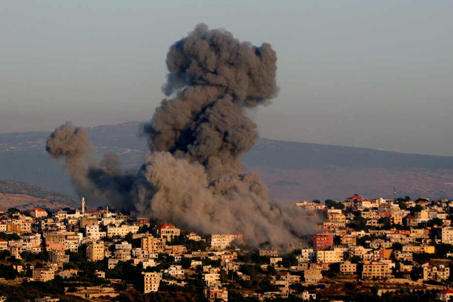 イスラエル軍の空爆後に立ち上る黒煙＝２１日撮影、レバノン南部ヒヤム