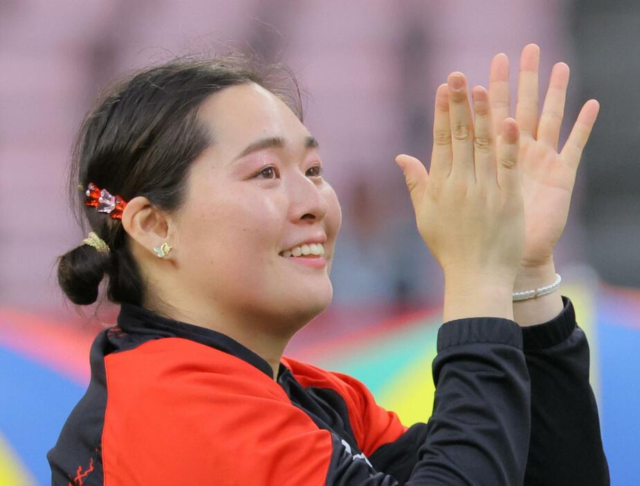 　女子やり投げ決勝　選手紹介され笑顔を見せる北口榛花（撮影・吉澤敬太）