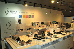 開設から10年が経ったSUWAガラスの里内の「SUWAプレミアムショップ」。ネット販売の業務を行うとともに、今後も対面式販売の拠点となる