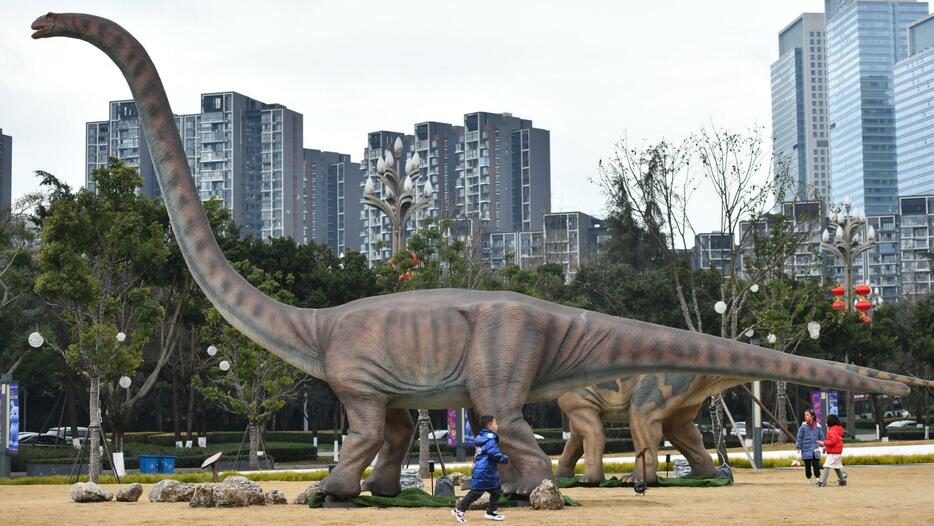 中国四川省の恐竜公園にある巨大なモニュメントPhoto： Zhang Lang/China News Service via Getty Images