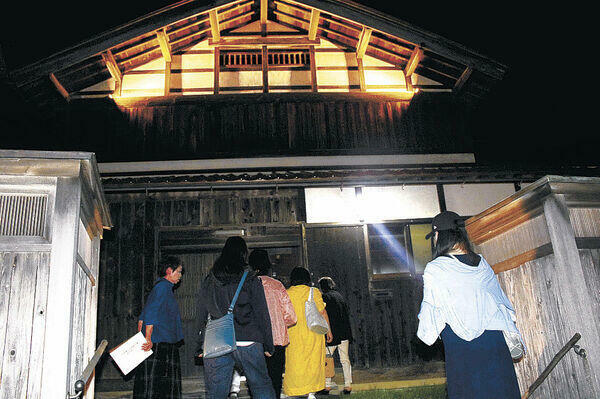 今年からライトアップを始めた旧久保彦助邸を訪れる参加者=加賀市橋立町