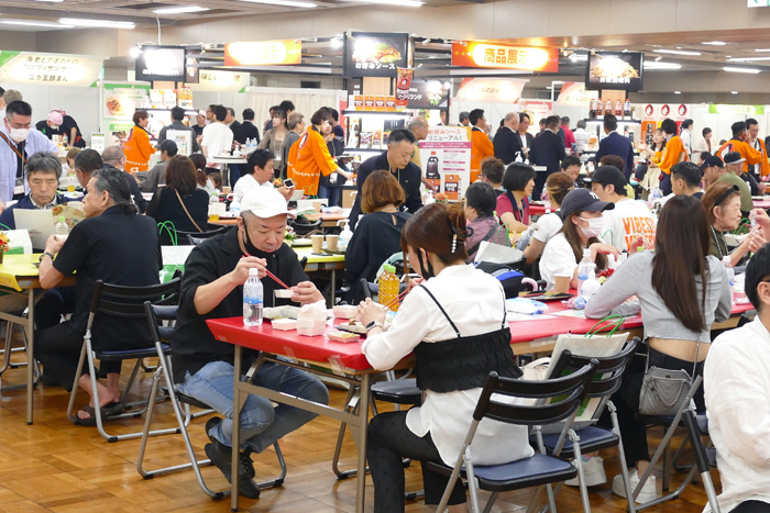 提案会にはお好み焼店277軒、お好み焼店の開業希望者やお好み焼にかかわる企業関係者を含む合計1千32人が来場した。