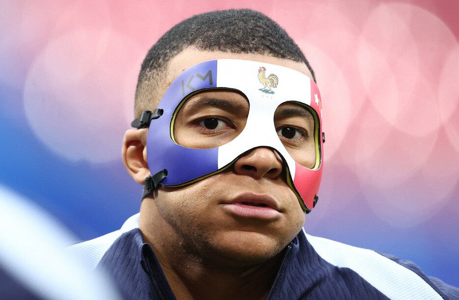 サッカー・フランス代表のデシャン監督は２０日、鼻骨を骨折したＦＷエムバペ（写真）が顔面保護用マスクを着用し、１次リーグ第２戦のオランダ戦（２１日）に出場できる見込みと語った＝同日、ドイツ・ライプチヒ