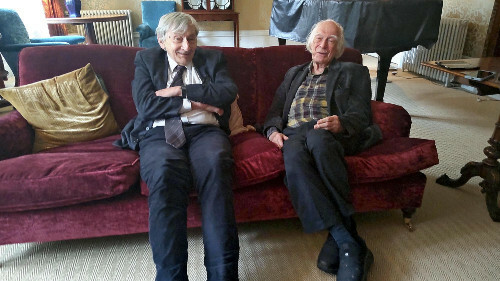 留学中の皇后さまや陛下との思い出を語るアダム・ロバーツ名誉教授（左）とデニス・ノーブル名誉教授（５月２２日、オックスフォードで）＝沖村豪撮影
