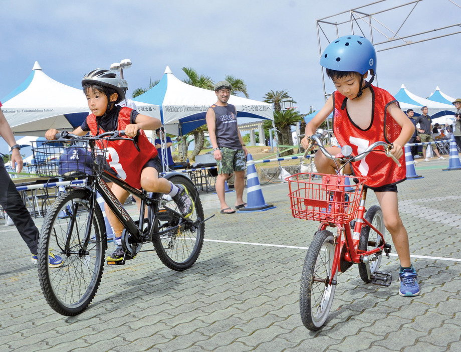 チャレンジKIDS大会でバイクのスタートを切る子どもたち＝22日、鹿児島県天城町