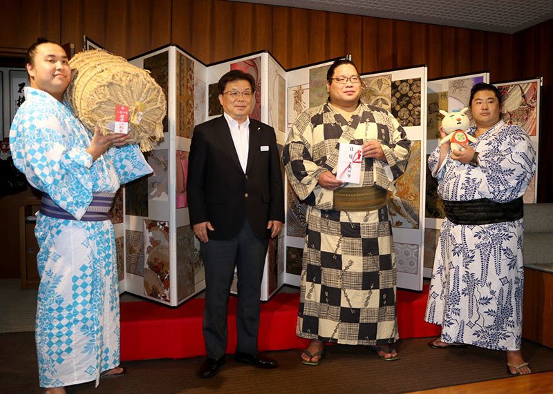 倉成市長（左から2人目）を訪ねた錦木関（同3人目）、漣さん（左）、鬨王さん