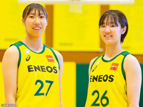 ENEOSのユニフォーム姿は初お披露目となった八木（左）と田中 [写真]＝須田康暉