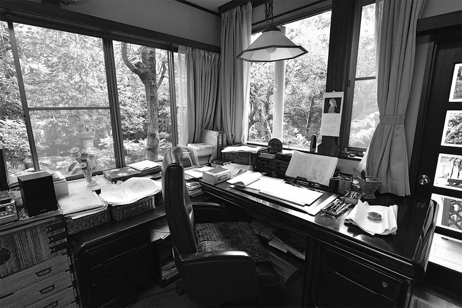 執筆机には書きかけの原稿や筆記具が並ぶ。「毎日書く」という佐藤さんの息づかいが感じられる場所だ