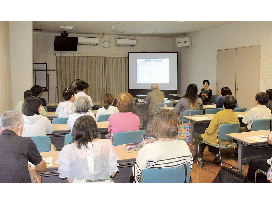 会員による方言の辞書作りの報告などもあった「しまむにサロン」＝1日、鹿児島県知名町