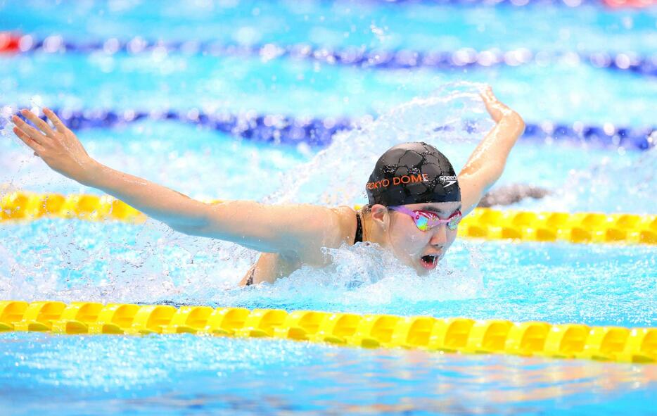 　３月の競泳五輪代表選考会で力泳する松本信歩