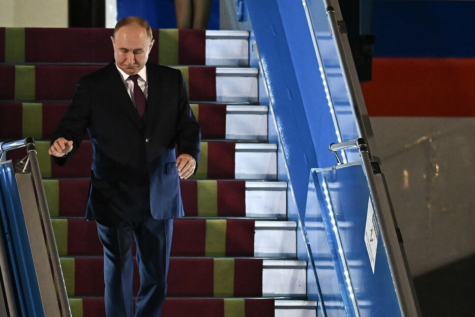 ２０日、ベトナムの首都ハノイに到着したロシアのプーチン大統領