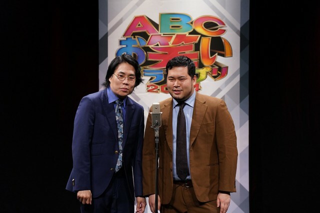 「第45回ABCお笑いグランプリ2024」決勝に進出した令和ロマン・高比良くるま（左）と松井ケムリ©ABCテレビ