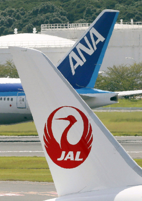 日本航空機（手前）と全日本空輸機の尾翼