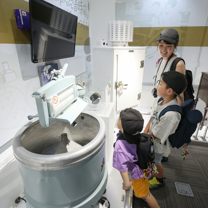 一般公開を終える「東芝未来科学館」を訪れた家族連れ＝２９日、川崎市幸区
