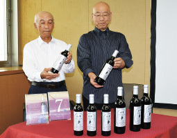 今季の販売が始まったヤマブドウワイン「山紫」