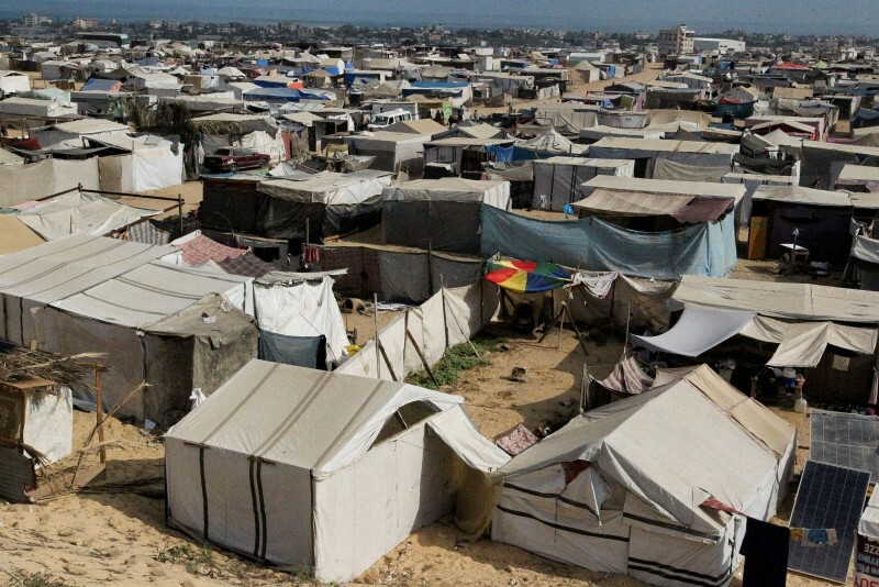 パレスチナ自治区ガザ地区の各地から避難してきた住民のテント＝ガザ地区南部ラファで6月19日、ロイター