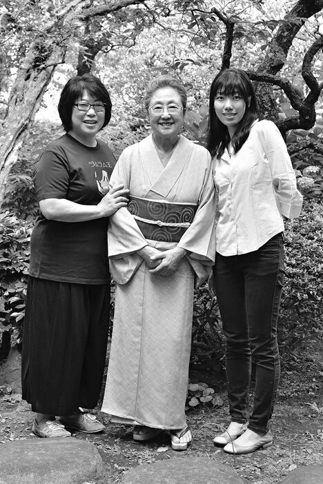 佐藤愛子さん（中央）の娘・杉山響子さん（左）と、孫の杉山桃子さん（右）
