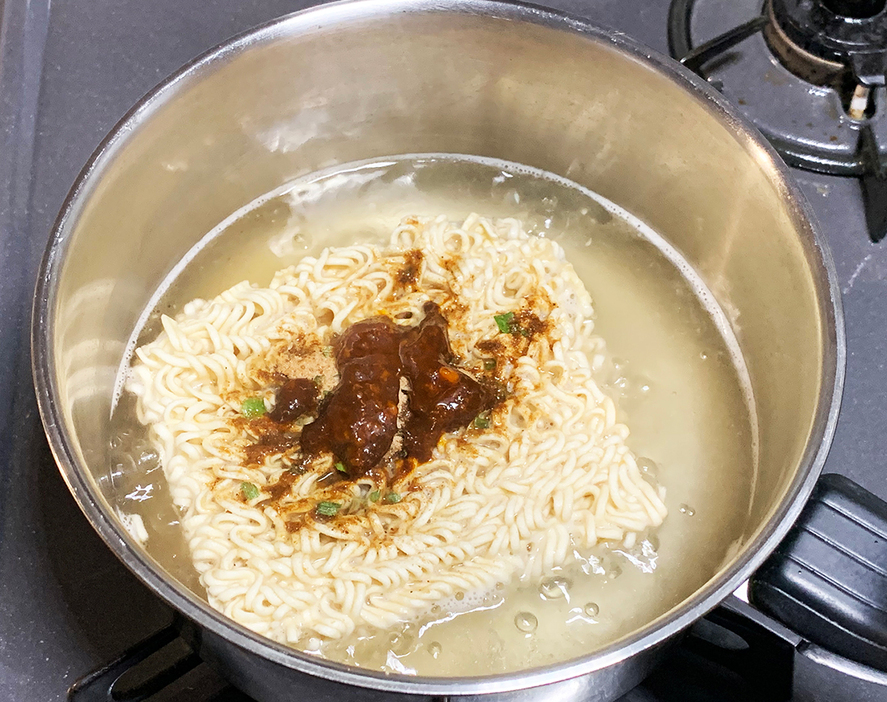 「台湾香辣牛肉湯麺」を鍋に入れ煮込んでいるところ