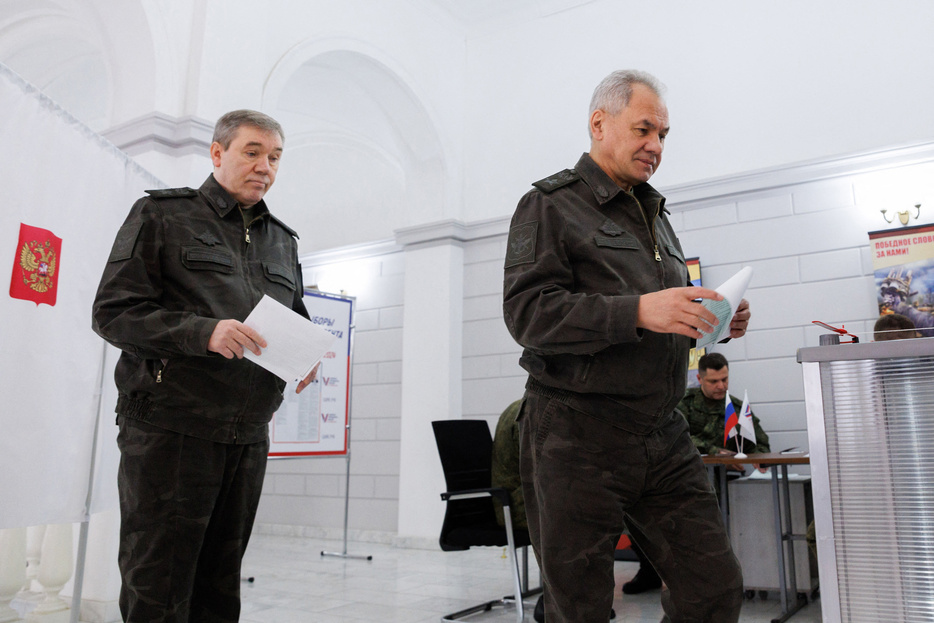 ロシアのセルゲイ・ショイグ国防相（肩書は当時、右）とワレリー・ゲラシモフ参謀総長。国防省提供（2024年3月15日提供）。【翻訳編集】 AFPBB News