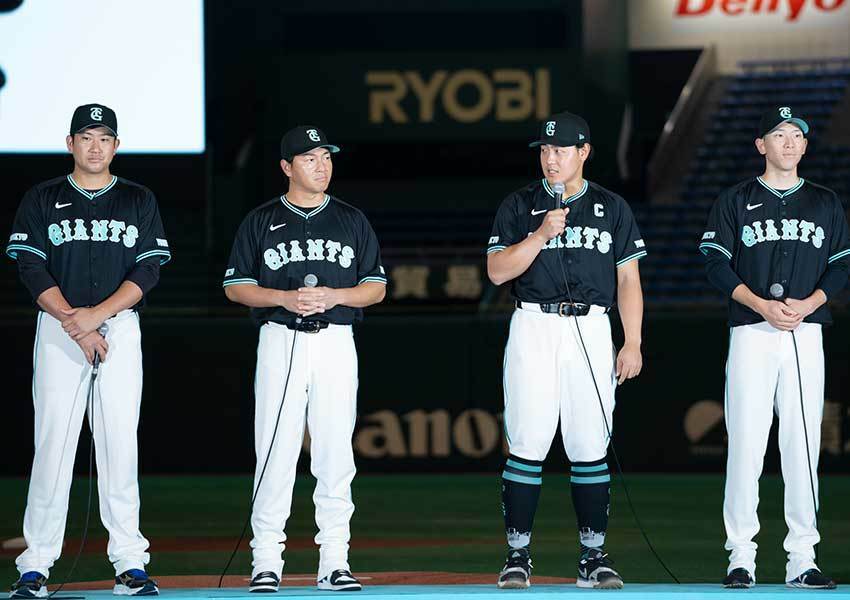 左から、菅野智之選手、長野久義選手、岡本和真選手、戸郷翔征選手