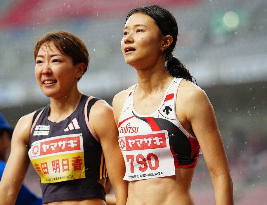 女子100メートル障害決勝、レースを終え前を向く寺田（左）、田中佑（撮影・垰建太）