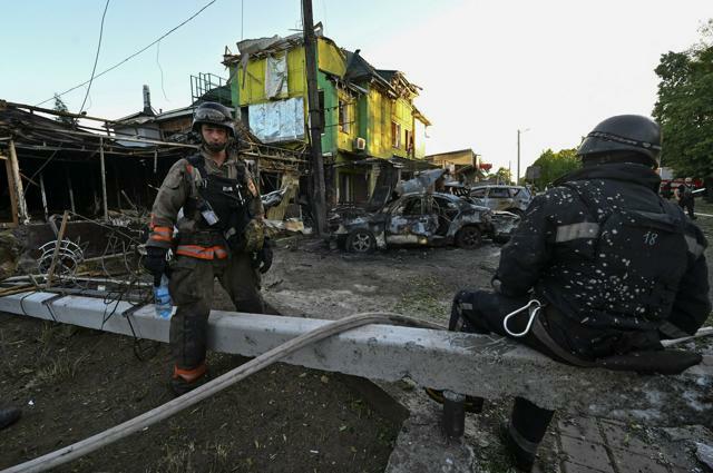 ウクライナ中南部ザポリージャ州ビリニャンシクで2024年6月29日、ロシア軍のミサイル攻撃があり、被害現場で活動する消防隊員ら=ロイター