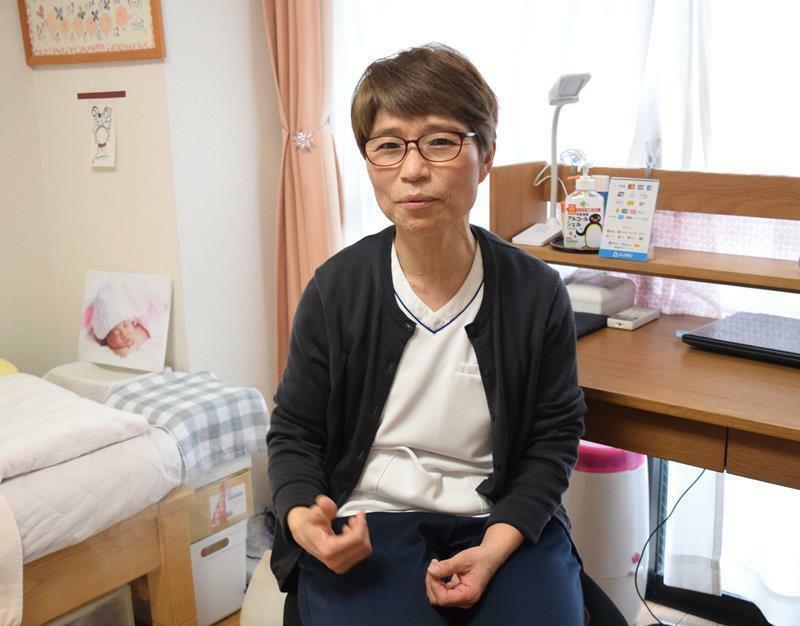 「すず助産院」で母乳育児について話す來田さん＝浦安市