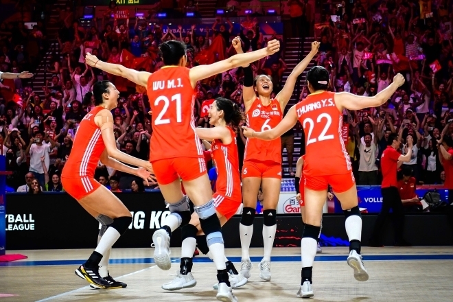 大逆転でトルコを撃破した中国女子代表。香港のアリーナは大興奮に包まれた。(C) Volleyball World