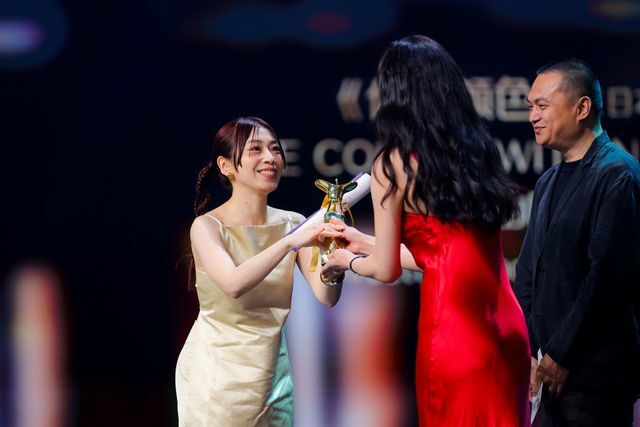 上海国際映画祭の授賞式でトロフィーを受け取る山田尚子監督　（C）2024「きみの色」製作委員会