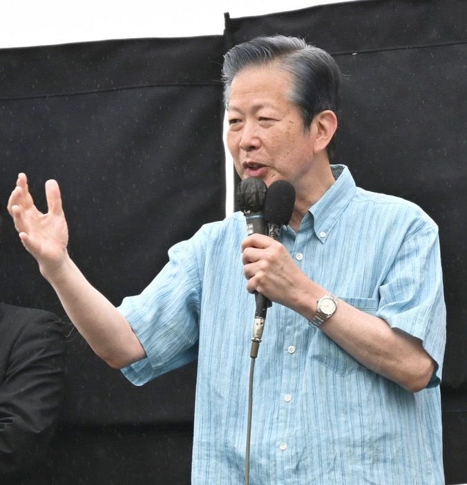 那覇市内で街頭演説する公明党の山口代表＝9日午後