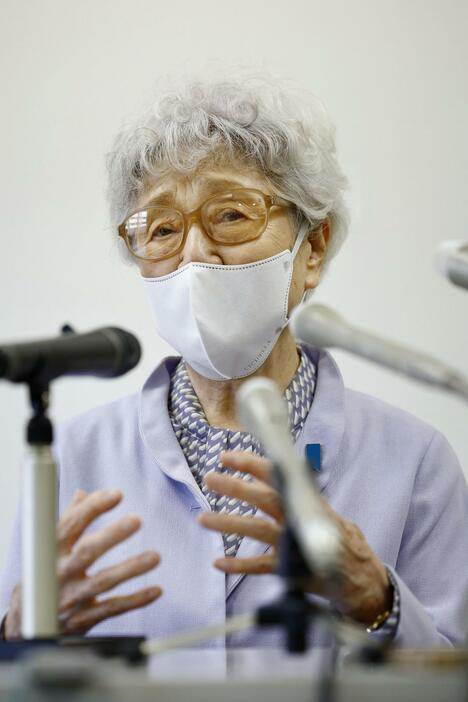 川崎市内で取材に応じる横田早紀江さん＝4日午後