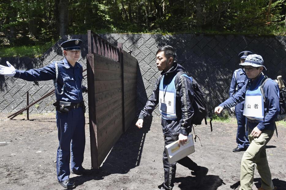 山梨県の富士山5合目で規制のリハーサルに臨む参加者ら＝19日午前