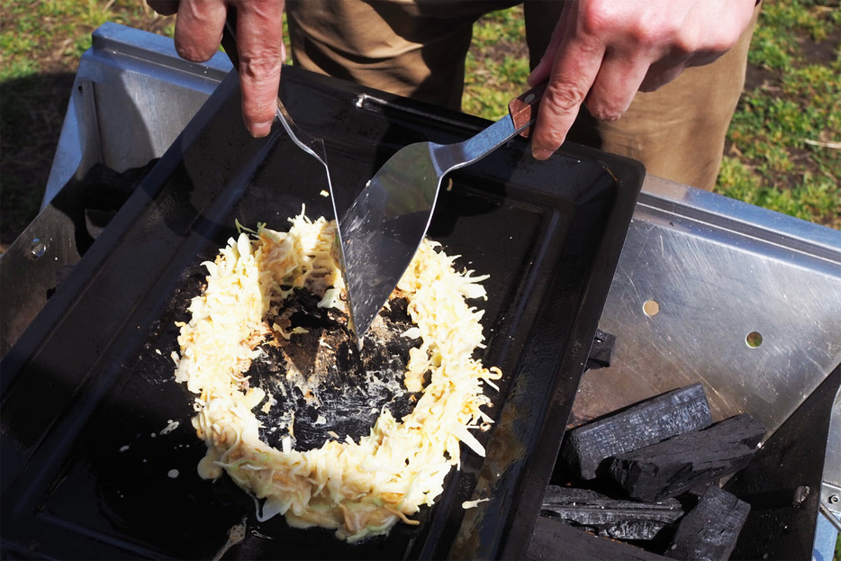 アウトドアでもんじゃ焼きにチャレンジ！　その結果は……？