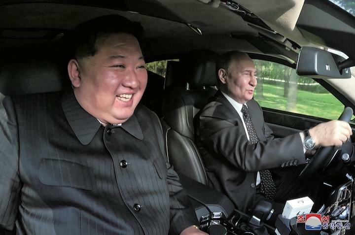 訪朝したプーチン（右）と金正恩は蜜月をアピールしたが…… KCNAーREUTERS