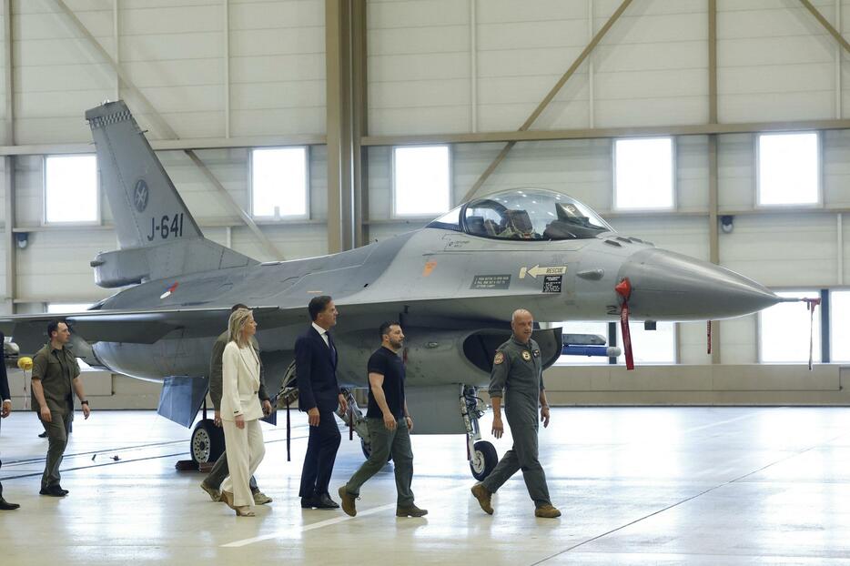 オランダ・アイントホーフェンの空軍基地でF16戦闘機を視察するウクライナのゼレンスキー大統領（右から2人目）ら＝2023年8月（ロイター＝共同）