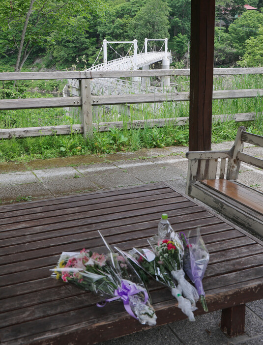 女子高校生が殺害された事件で神居大橋に手向けられた花＝１４日午前、北海道旭川市