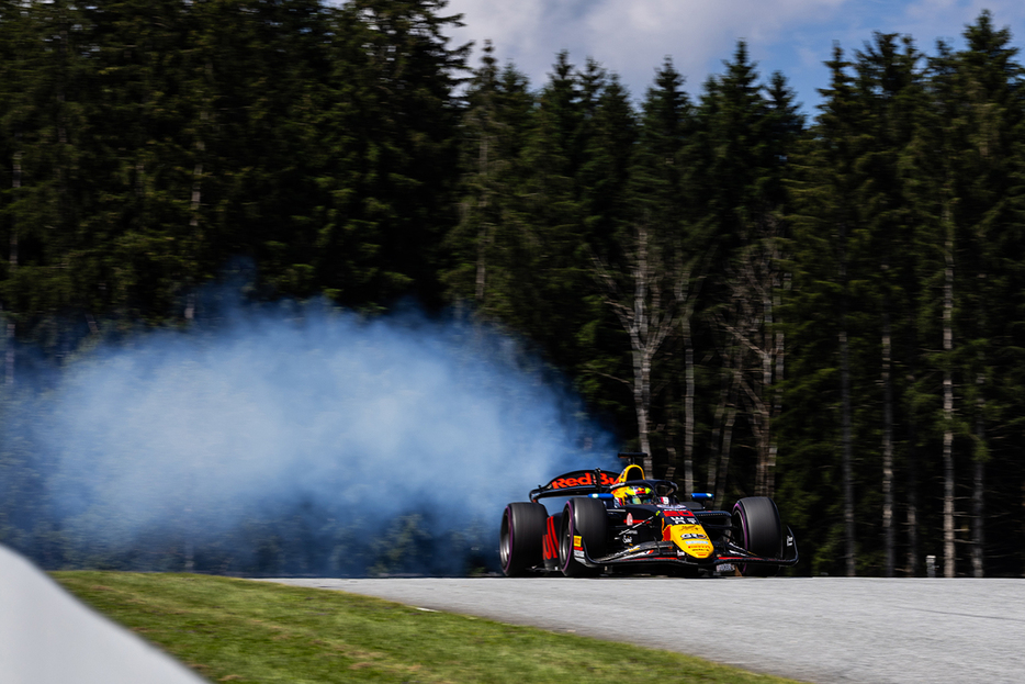 2024 FIA F2第7戦シュピールベルク　予選で白煙を巻き上げるアイザック・ハジャル（カンポス・レーシング／レッドブル育成）の車両