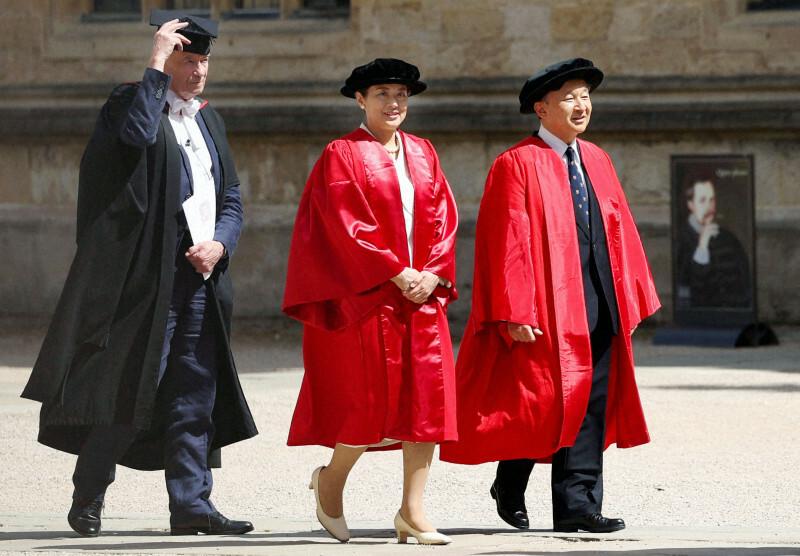 名誉学位授与式を終え、構内を歩かれる天皇、皇后両陛下＝英オックスフォードで2024年6月28日、ロイター