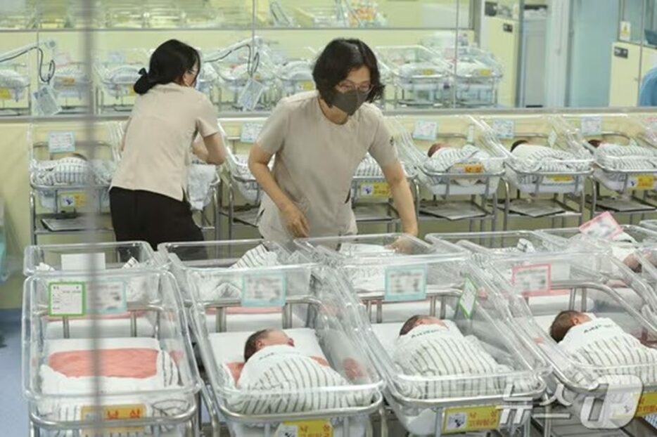 仁川市弥鄒忽区のアイン病院に設けられた新生児室(c)news1