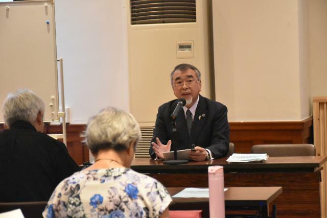 犯罪被害者の保護について講演する弁護士の近藤日出夫さん＝２２日午前、県庁