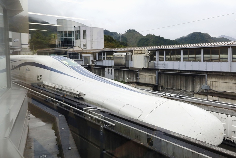 試験走行しているリニア中央新幹線の車両＝2022年10月、山梨県内