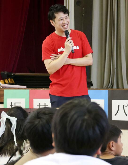 相模原市立双葉小での特別授業で、児童たちに話すパリ五輪男子飛び込み代表の坂井丞選手＝24日午前