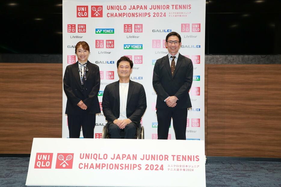 左から奈良くるみトーナメントディレクター、大会アンバサダーに就任した国枝慎吾氏、日本テニス協会専務理事の土橋登志久氏　写真／神　仁司