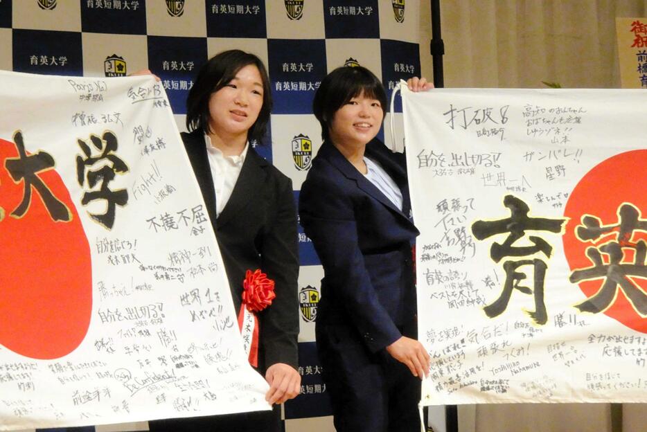 　育英大主催の壮行会に出席した元木咲良（左）と桜井つぐみ