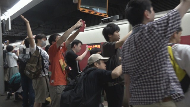 JR岡山駅を出発するやくも381系