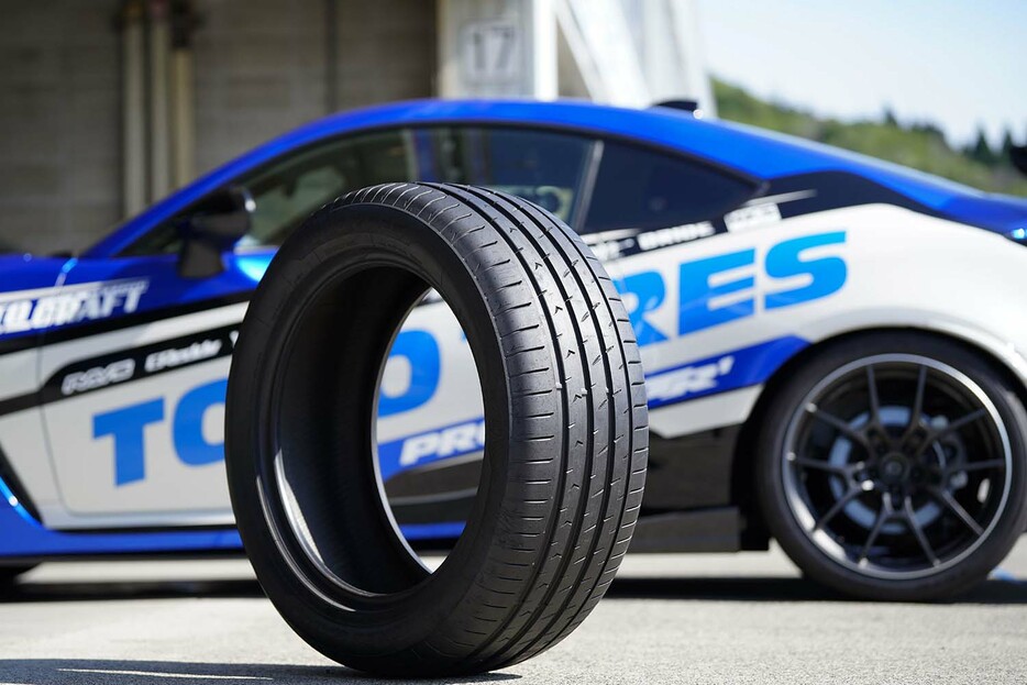 PROXES Sport2は2023年2月に発売されたプレミアムスポーツタイヤ。235/60R18～325/30R21までを用意する