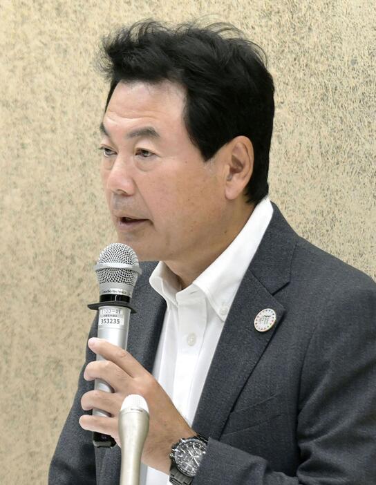 記者会見で6選を目指し出馬表明する宇都宮市の佐藤栄一市長＝27日午後、同市