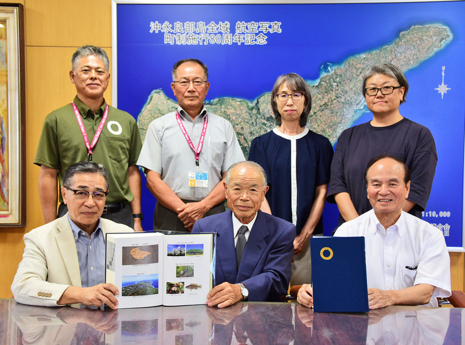 完成した「和泊町の歩み」をPRする前登志朗町長（前列左）と関係者ら＝6日、鹿児島県和泊町